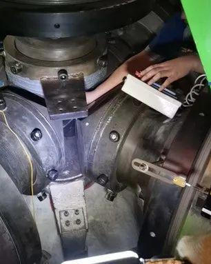 提升六面頂壓機硬質(zhì)合金頂錘與壓缸使用壽命的綜合策略